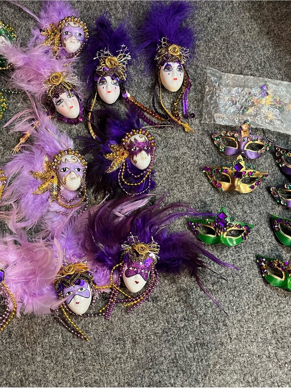Purple & Pink Feather Mardi Gras Mask Clips – Decorative Women’s Accessories